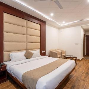 Shining hills by Lawrence Hotels