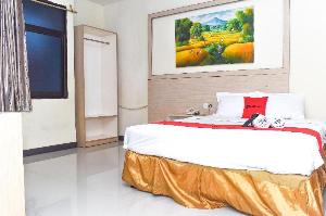 RedDoorz Plus near Sultan Hasanuddin Airport, Makassar