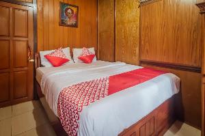 Vaccinated Staff - OYO 1300 Crecia Guest House, Ambon
