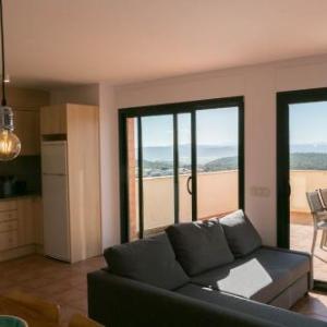 2 bedroom apartment close to the center of Begur. Terrace and panoramic sea views Ref:H41