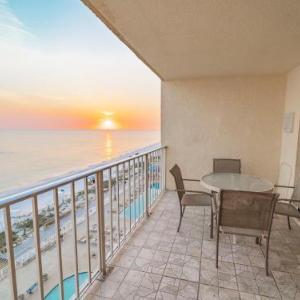 Regency Towers 719 2 Bedrooms Sleeps 8 Beachfront Wi-Fi Pool Complimentary Beach Chairs and Umbrella