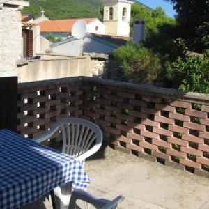 House with 3 bedrooms in Sveti Jakov with wonderful mountain view enclosed garden and WiFi 400 m from the beach