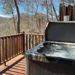Sweet Retreat: Hot Tub Pet-Friendly + Indoor Jetted Tub
