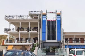 Vaccinated Staff- OYO 44175 Surya Hotel, Lucknow
