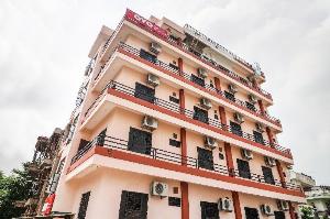 Vaccinated Staff - OYO Flagship 42895 Sonal's Inn Allen Ganj, Allahabad
