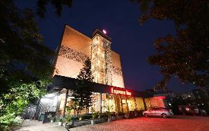 Hotel Express Inn, Manor