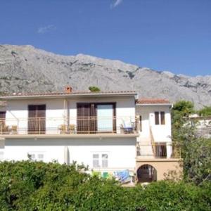 Apartment with 2 bedrooms in Baska Voda with enclosed garden and WiFi