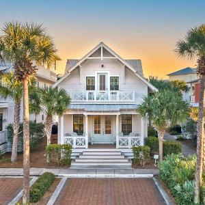 Carefree Cottage - 46 E Seacrest Blvd