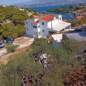 Apartments with parking space Splitska Brac - 21974