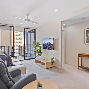 Cosy 1-Bed with River Views Pool Gym & BBQ