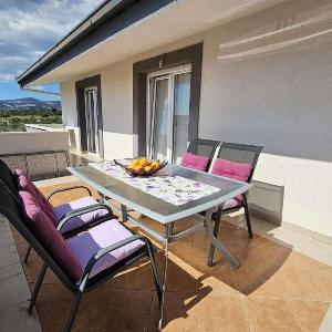 Apartments with parking space Kastel Novi Kastela - 22702