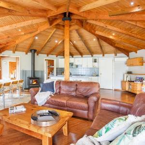 Hidden Orchard - Pet Friendly - 4 Mins Walk to Beach