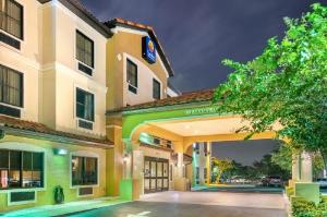 Comfort Inn & Suites Northeast - Gateway, St Petersburg