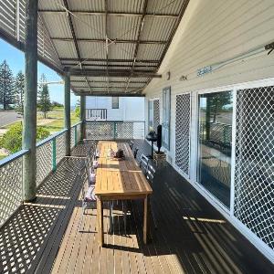 Beachdrift - Pet-Friendly Escape Just Steps to Pippi Beach - Holiday Yamba
