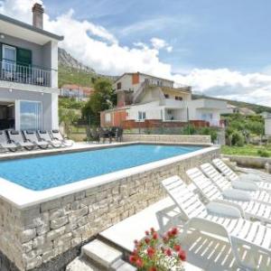 Four-Bedroom Holiday Home in Mravince