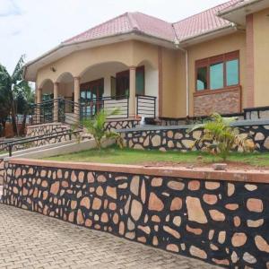 Kampala 5-Beds Sleeps 8 with Garden & Parking