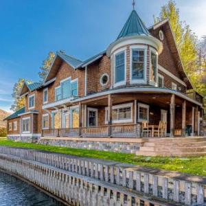 Captain's Lighthouse Lodge
