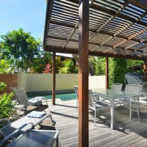Cassowary Villa 1 - Short Walk to Beach and Town