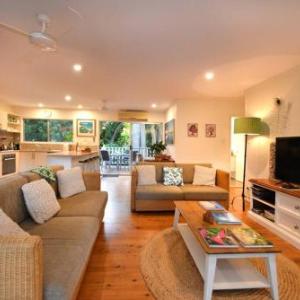 3 Bedroom Queenslander Home Close to Four Mile Beach