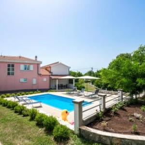 Awesome home in Studenci w/ WiFi Outdoor swimming pool and 4 Bedrooms