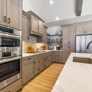 New Mountain Bluebird - walk to lake golf and town - game rm - family friendly - sleeps 14