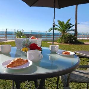 Beach house with direct access to Calahonda Beach and open sea views CS183
