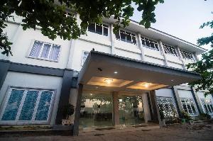 Vaccinated Staff - OYO 1401 Hotel Maya, Kupang