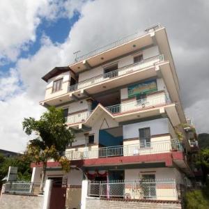 OYO 618 Hotel Middle Point