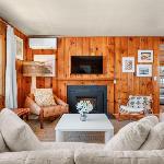 Blue Sky Retreat – Cozy Central Walk to Beach Massachusetts