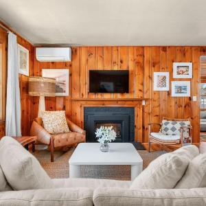 Blue Sky Retreat – Cozy Central Walk to Beach