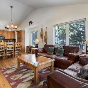 Park Forest Bear’s Den Townhome: Private Hot Tub