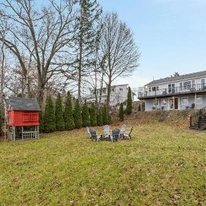 4 br Lakehouse Fire Pit King Beds Bunk room