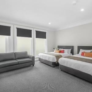 Bella Vista Farm Hotels - Horse and Jockey Hotel Homebush