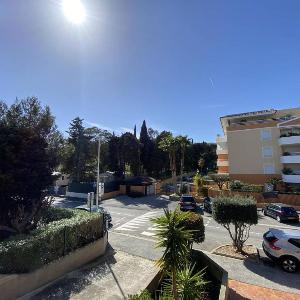 Appartement climatisé avec terrasse proche plage et commerces parking inclus WiFi classé 3* - FR-1-100-332