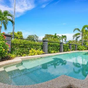 Cozy 3-Bedroom Oasis with Pool Access in Cairns