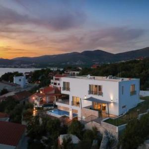 Five-Bedroom Holiday Home in Okrug Donji