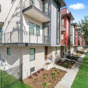 New Construction Townhouse Near City Hot Spots