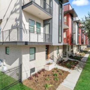 Modern 4BR Townhouse in Bienville Villas