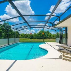 Large 4 Bedroom 3 Bathroom Home with Games Room