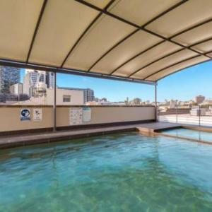 Bright Central Pad with Rooftop Pool Gym & Parking