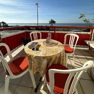 Spacious family nest facing the sea