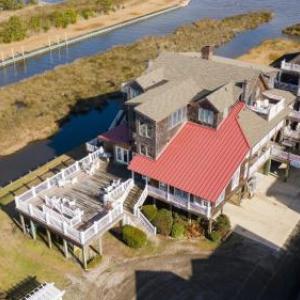 Hotels near Roanoke Island Festival Park - The Burrus House Inn Waterfront Suites