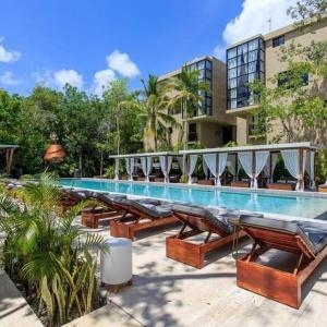 Luxurious Oasis Jacuzzi with Art Gallery and Pool