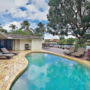 Luxe Waterfront Home: Pool Boat Dock Near Beach home