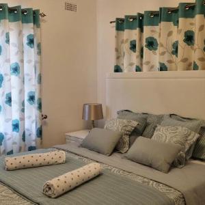 Cottage - Sleeps 4 - Pool - Near Airport