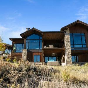 Luxurious Tuhaye Home with Modern Interior Mountain Views