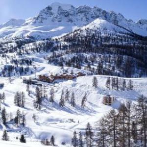 Apartment with one bedroom in Vars with wonderful mountain view and furnished garden 300 m from the slopes