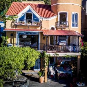 'Cardamom House' Enchanting Vacation Home 2 min from the Beach Sleeps 5