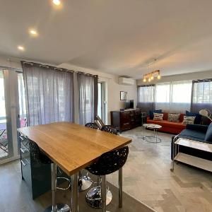 BEL APPARTEMENT CLIMATISE CENTRE VILLE T2 - 4 PERSONNES AVEC LOGGIA VUE SUR MER