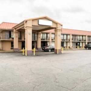 Hotels near The Strand Theatre Shreveport - OYO Hotel Bossier City LA - Red River